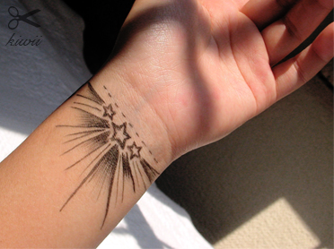 http://fc06.deviantart.net/fs17/f/2007/150/9/d/starbursts___tattoo_work_by_kiwii_dragonfly.jpg