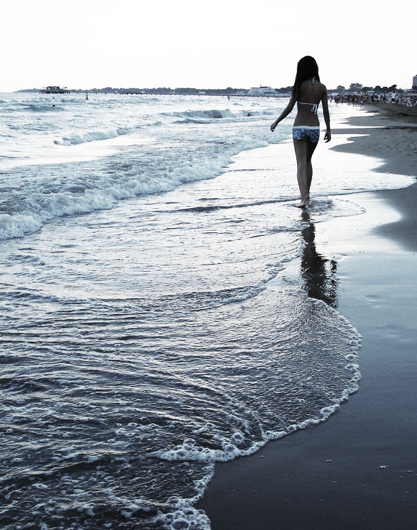 walking_on_the_beach_by_Hyenn.jpg