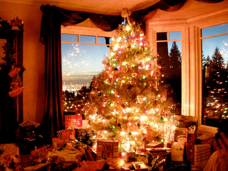 http://fc06.deviantart.net/fs38/i/2008/331/2/8/christmas_tree_by_beckawalley.jpg