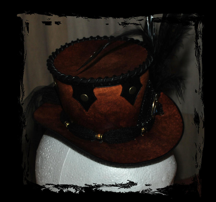 http://fc06.deviantart.net/fs70/i/2012/312/f/9/steampunk_leather_top_hat_close_up_by_lagueuse-d5kf1rk.jpg
