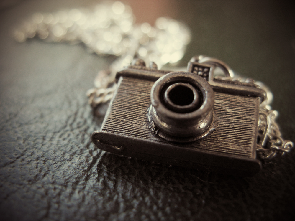 camera_necklace_by_beckytheasian-d2yduzg.jpg