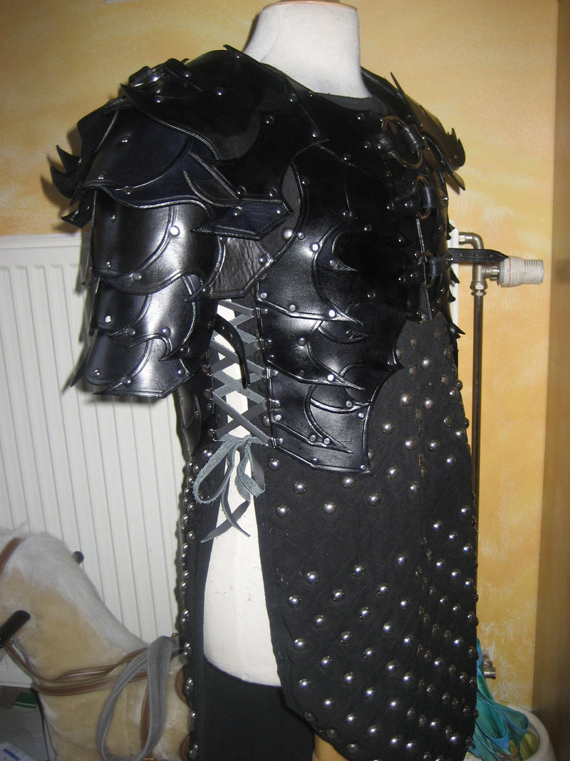Drushi_Hea__Leather_Armor_Side_by_Vorkro