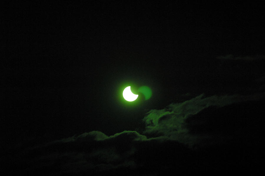 http://fc06.deviantart.net/fs71/i/2011/004/0/d/solar_eclipse_2011_2_by_ojika-d36eoo0.jpg