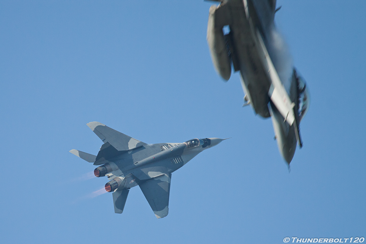 Mig-29 and F-16 Dogfight